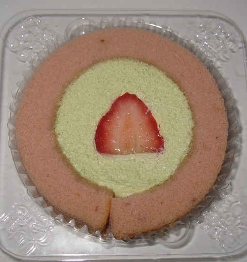 プレミアム苺とピスタチオクリームのロールケーキ4
