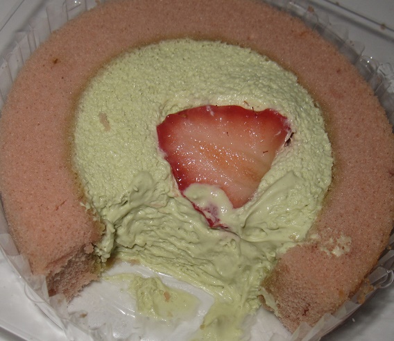 プレミアム苺とピスタチオクリームのロールケーキ5