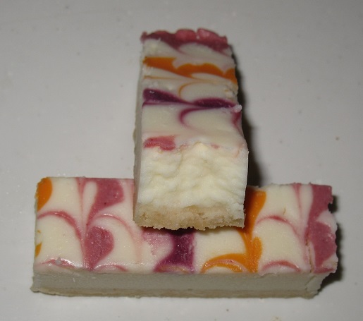 彩りフルーツソースの白いチーズケーキ4