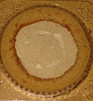 スプーンで食べるプレミアム紅茶のロールケーキ
