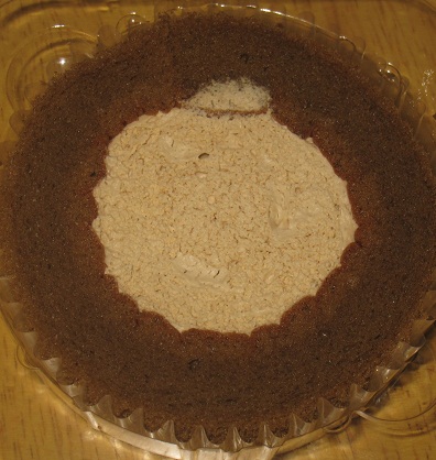スプーンで食べるプレミアムブランのロールケーキ（コーヒー）