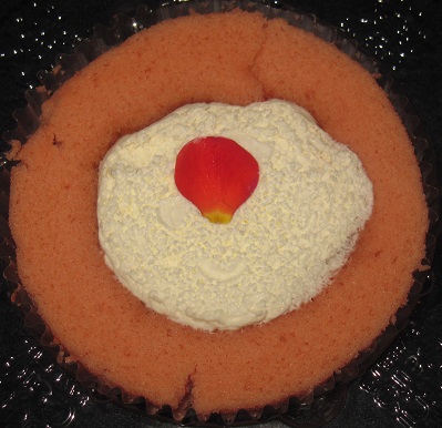 スプーンで食べるプレミアムバラのロールケーキ（ライチ＆ラズベリーソース入り）