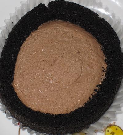 スプーンで食べるプレミアムチョコロールケーキ